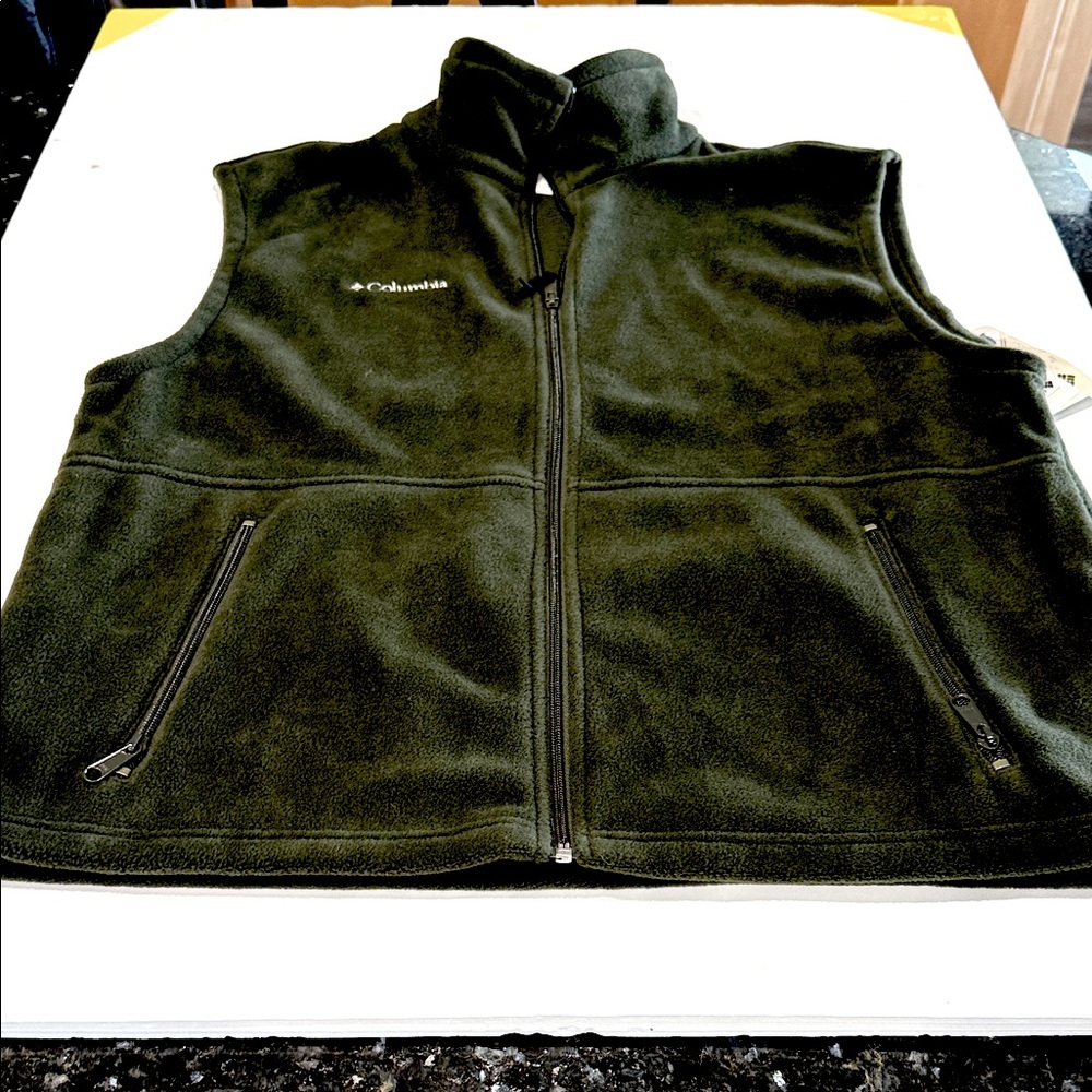 Columbia men’s vest brand new with tags on. Size large